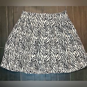 H & M pleated A-line mini skirt Stylish zebra animal print Black & White Size 12